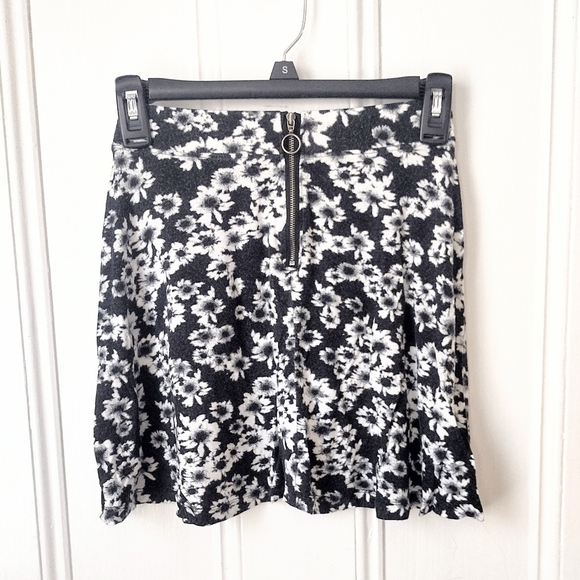 SO Juniors Floral Black and White Skirt Size XS - Picture 2 of 3